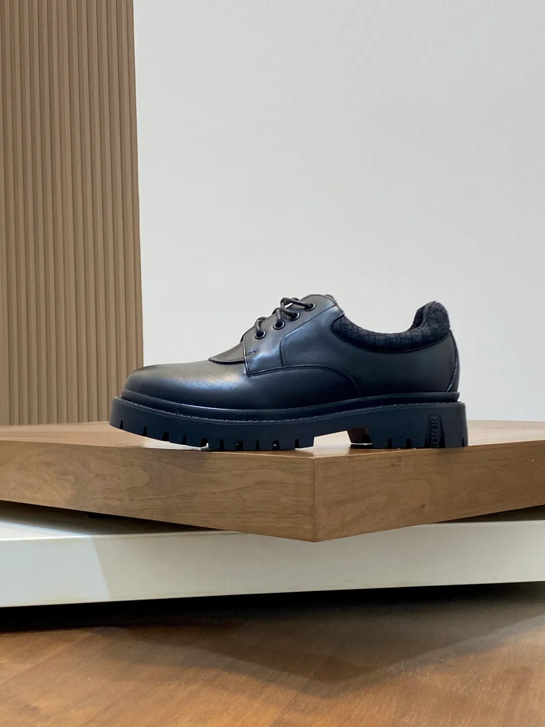 [DIOR] Top P: 820💰 Size: 39-44 (38.45. Can be customized) 2025ss Dior Dio* - Autumn and winter luxury men's moccasin shoes, purely handmade, both inside and outside are imported first-layer cowhide, high-end boutique and exquisite craftsmanship. Original TPU combination outsole. Wear a noble gentleman's taste. The best last type has been carefully debugged. Comfortable.